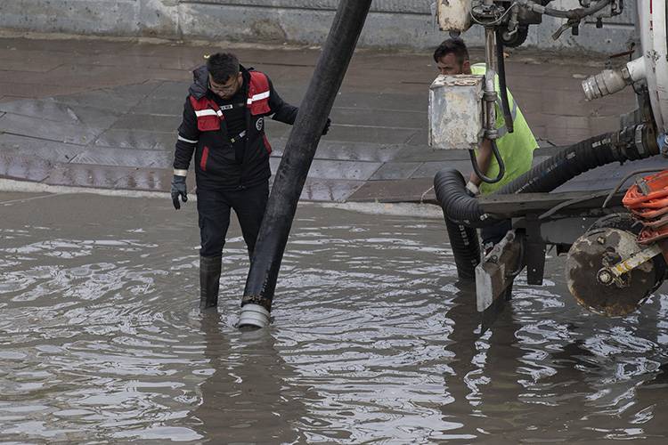Başkentte yolları su bastı! Araçlar mahsur kaldı 4